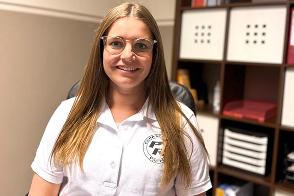 Büro-Mitarbeiterin Antonia Fuchs in der Fahrschule Palfi Nürnberg Mögeldorf