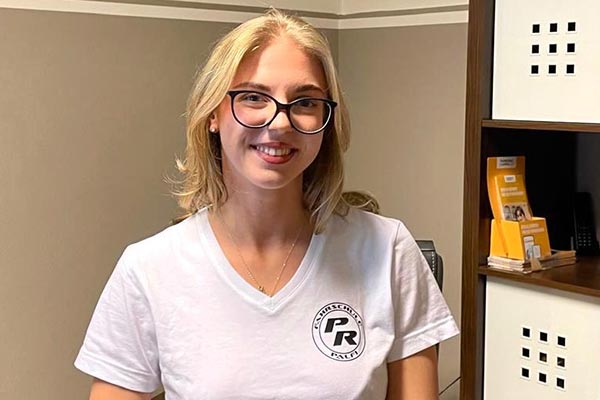 Büro-Mitarbeiterin Emma Schneider in der Fahrschule Palfi Nürnberg Mögeldorf, Zabo, Wöhrd und Laufamholz
