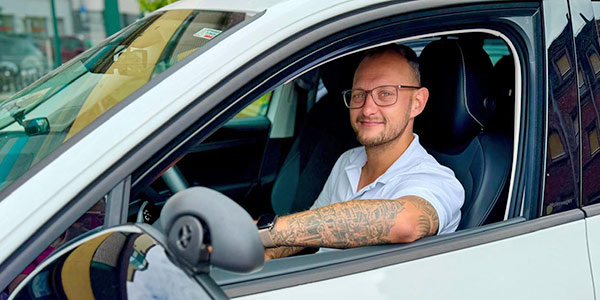 Fahrlehrer Lucas Myers in der Fahrschule Palfi