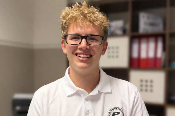 Büro-Mitarbeiter Julian Palfi in der Fahrschule Palfi Nürnberg Mögeldorf, Zabo, Wöhrd und Laufamholz